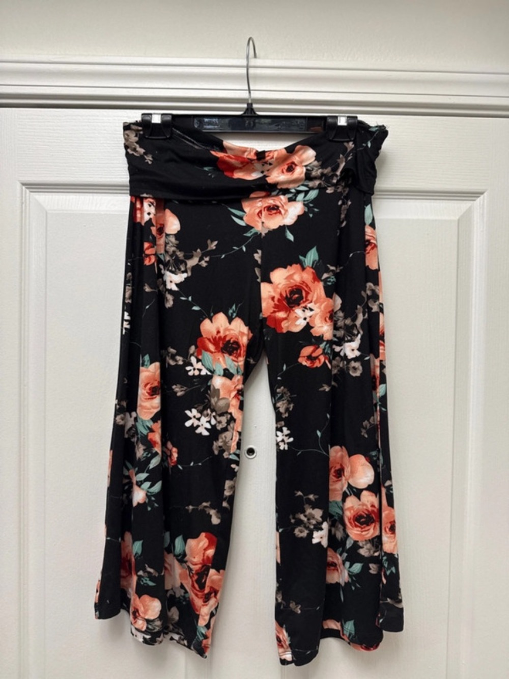 Black Floral Wide-Leg Capri Pants with Peach Blooms
